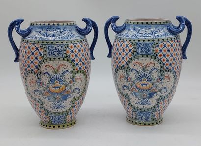 SAINT-CLEMENT

Paire de vases à anses à décor...