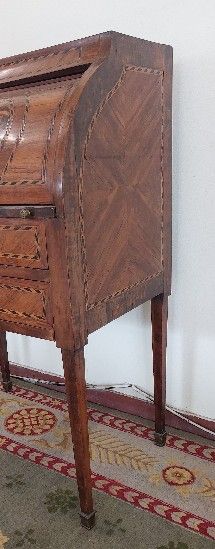PETIT BUREAU cylindre en bois de placage...