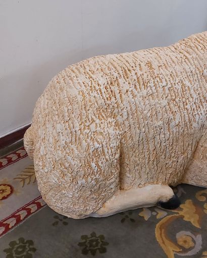 MOUTON couché en résine beige

H : 52 cm...