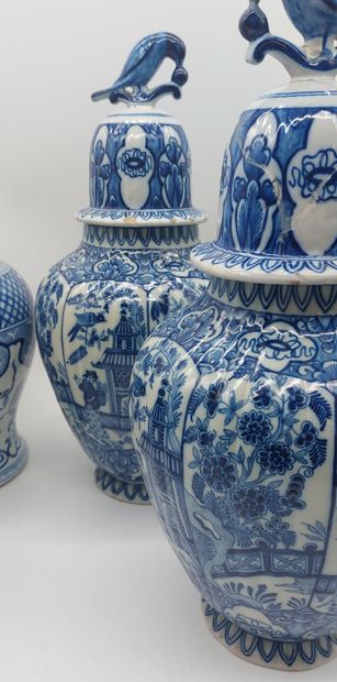 PAIRE DE POTICHES balustre en porcelaine...