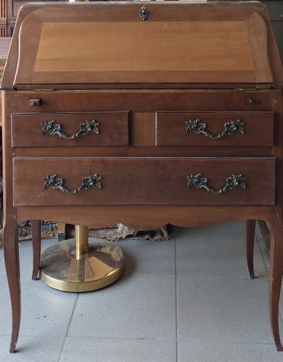 BUREAU DE PENTE de style Louis XV ouvrant...