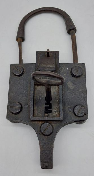 GRAND ET ANCIEN CADENAS en fer forgé avec...