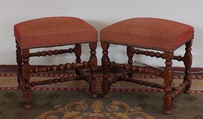 PAIRE DE TABOURETS en bois naturel tourné,...