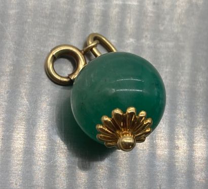 PENDENTIF orné d'une perle verte (probablement...