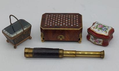 LOT D'OBJETS comprenant :

- un coffret à...