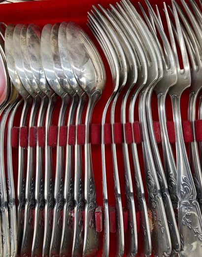 LOT DE METAL ARGENTE comprenant:

10 petites...
