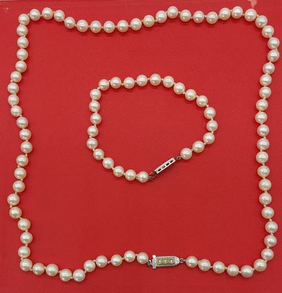 COLLIER ET BRACELET en perles de culture...
