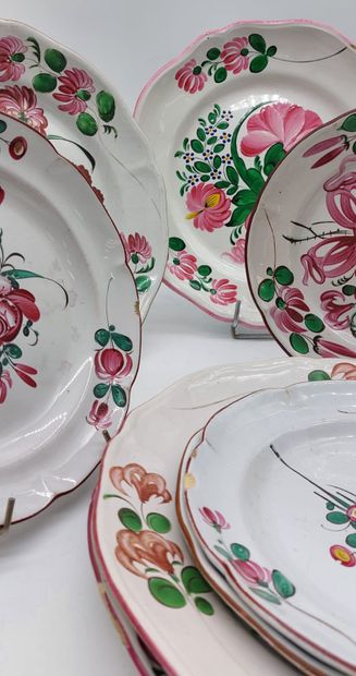 LOT D'ASSIETTES à motif floral

D : 22,5...