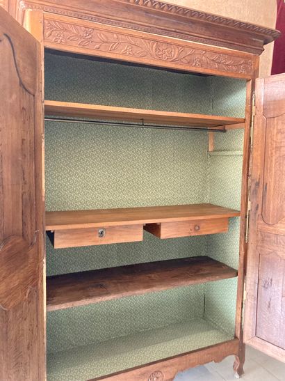 GRANDE ARMOIRE NORMANDE en bois mouluré et...