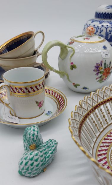 ENSEMBLE DE PORCELAINES comprenant :

- une...