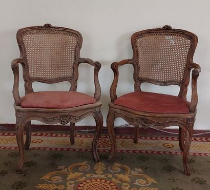 PAIRE DE FAUTEUILS cannés en bois naturel...