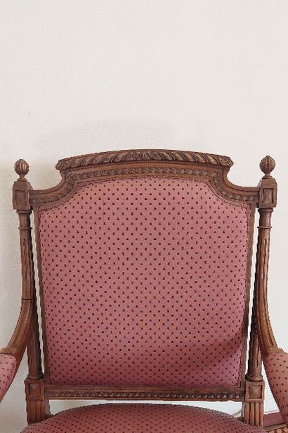 Paire de FAUTEUILS en bois naturel sculpté...
