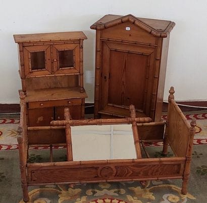 Doll's furniture including a bed, a sideboard...