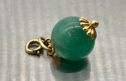 PENDENTIF orné d'une perle verte (probablement...