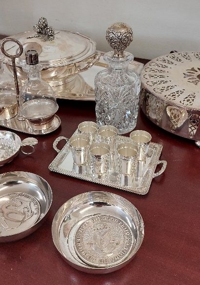 SET OF PIECES IN SILVER METAL including:...
