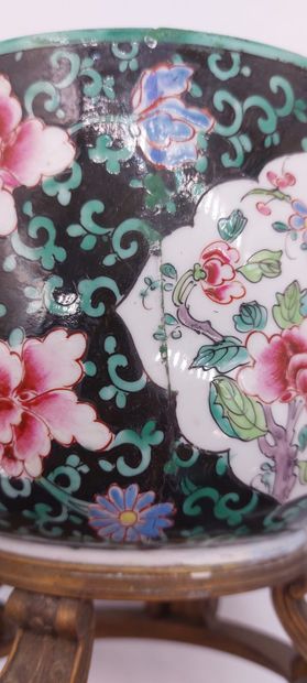 CHINA 

Covered pot in polychrome earthenware...