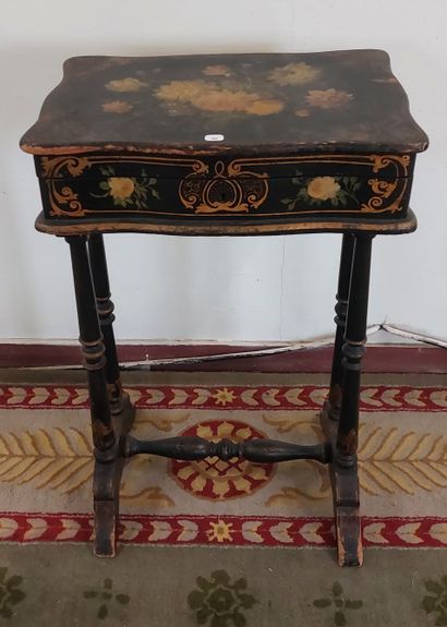 PETITE TRAVAILLEUSE en bois noirci à décor...