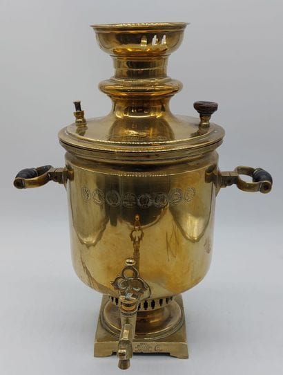 SAMOVAR en cuivre jaune, nombreux cachets

Russie

Daté...