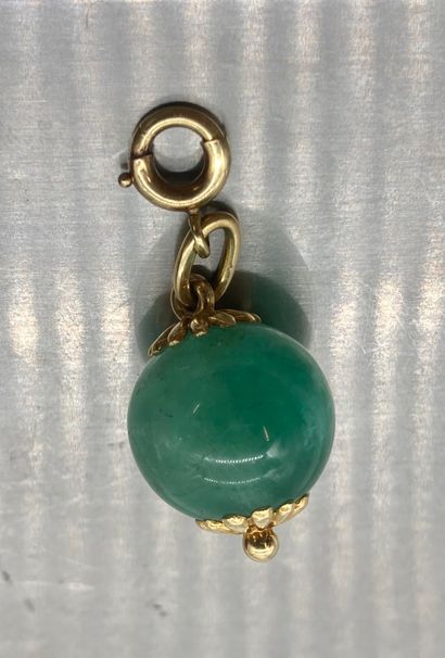 PENDENTIF orné d'une perle verte (probablement...