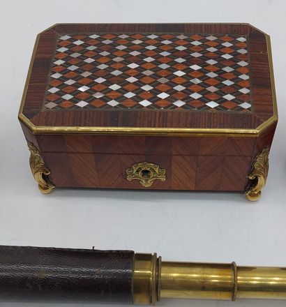 LOT D'OBJETS comprenant :

- un coffret à...