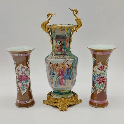 CHINA
Pair of Chinese porcelain vases with...