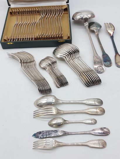 CHRISTOFLE
Shell-shaped cutlery set including...