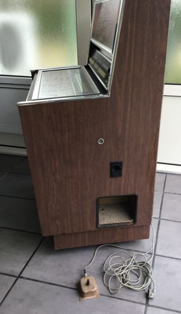 JUKE-BOX Jupiter J100
Loaded with 32 working...