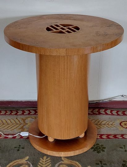 Veneered GUERIDON, openwork centerpiece with...