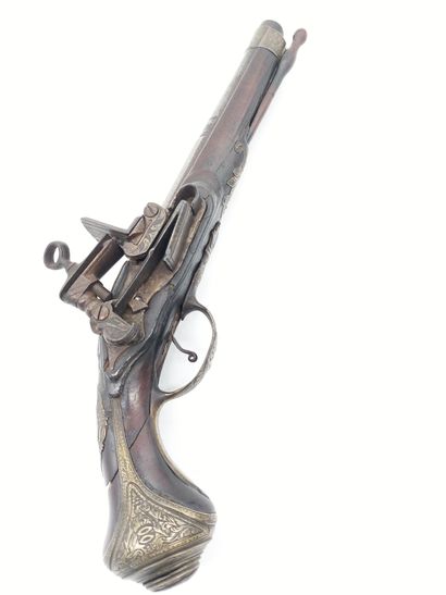 PISTOLET A SILEX en fer et laiton ciselé
L...