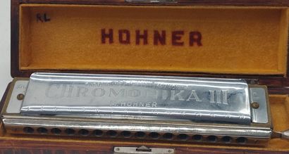 HONNER 
Two harmonicas in a box