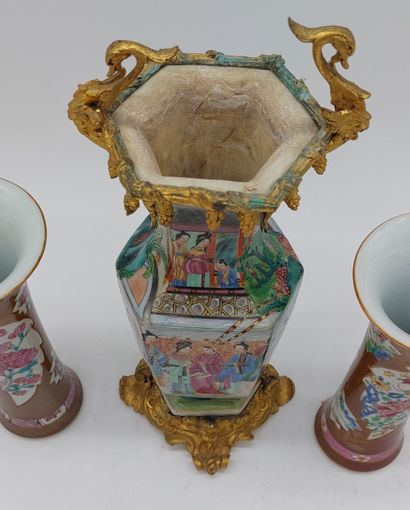 CHINA
Pair of Chinese porcelain vases with...