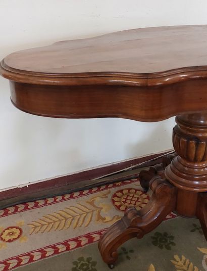 TABLE in natural wood of violonnée form resting...