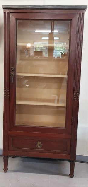 VITRINE in mahogany and mahogany veneer opening...