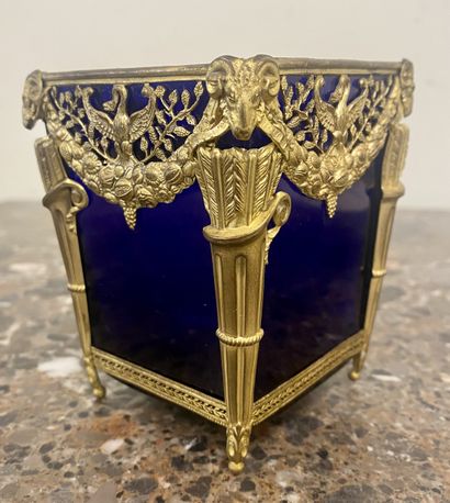 LOT including :
- 1 small blue glass and...