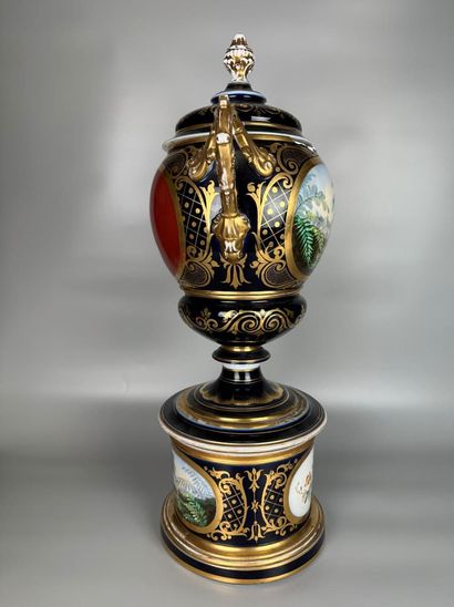 PARIS 
Important vase couvert en porcelaine,...