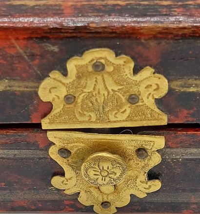 LITTLE BOX in lacquer with gold leaf decoration,...