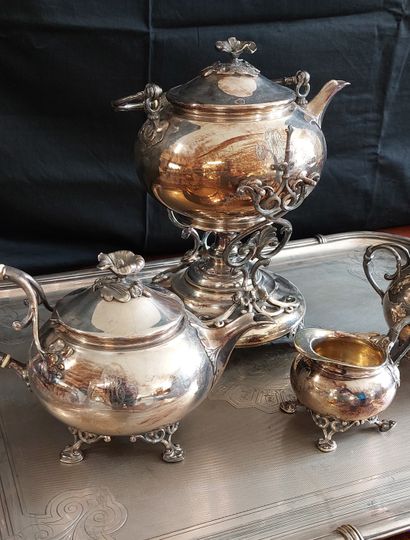 IMPORTANT PLATEAU in chased silver metal...