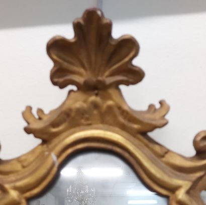 SMALL ITALIAN MIRROR in gilded wood 
48.5...
