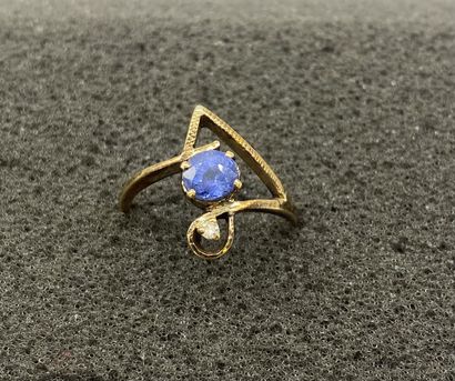RING 
holding a sapphire and a brilliant-cut...