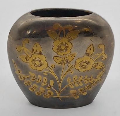 VASE en dinanderie à décor floral
H : 11...