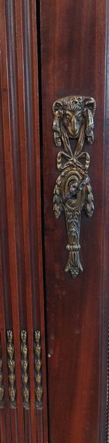 VITRINE in mahogany and mahogany veneer opening...