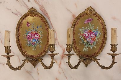 PAIRE D'APPLIQUES deux lumières, en bronze...