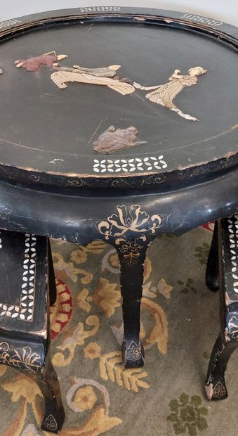 TABLE BASSE en bois laqué noir à décor de...