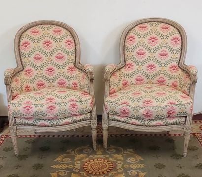 PAIRE DE BERGERES en bois laqué, tissu à...