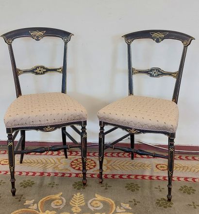 PAIRE DE CHAISES en bois noirci et doré
Epoque...