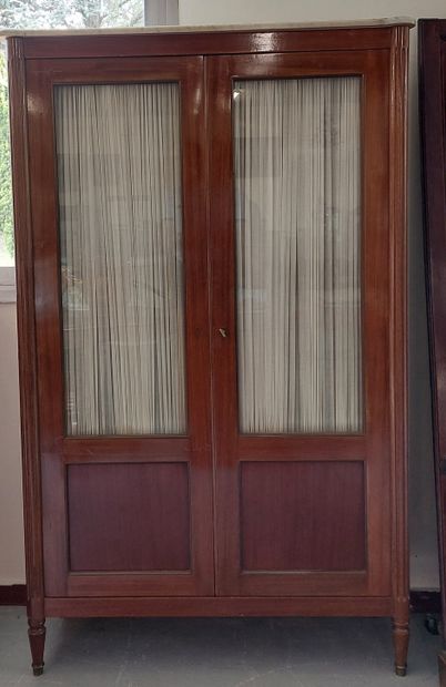 VITRINE in mahogany and mahogany veneer,...
