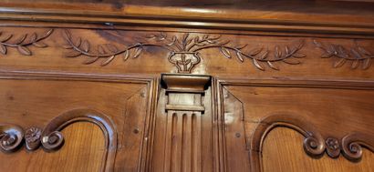 ARMOIRE RUSTIQUE en merisier mouluré et sculpté,...