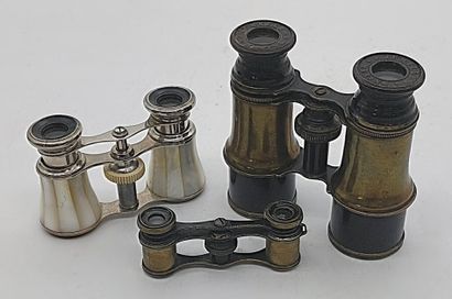TROIS PAIRES DE JUMELLES DE THEATRE dont...