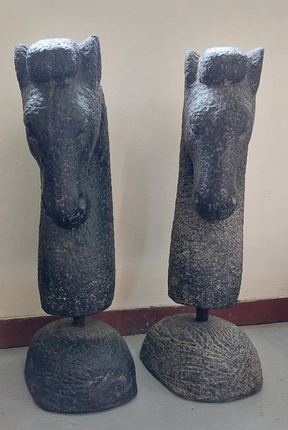 PAIR OF HORSE HEADS in composite stone
H...