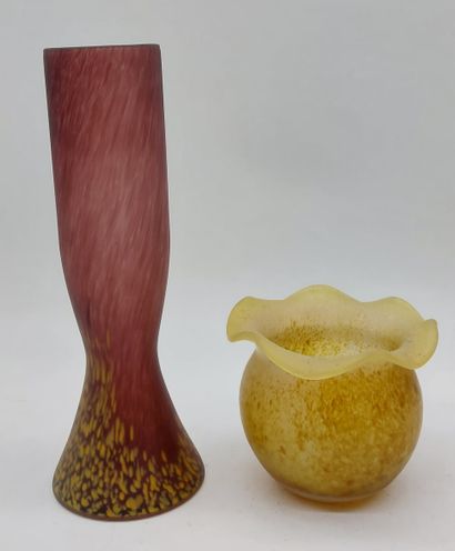 TWO VASES in pâte de verre 
H: 12 cm and...